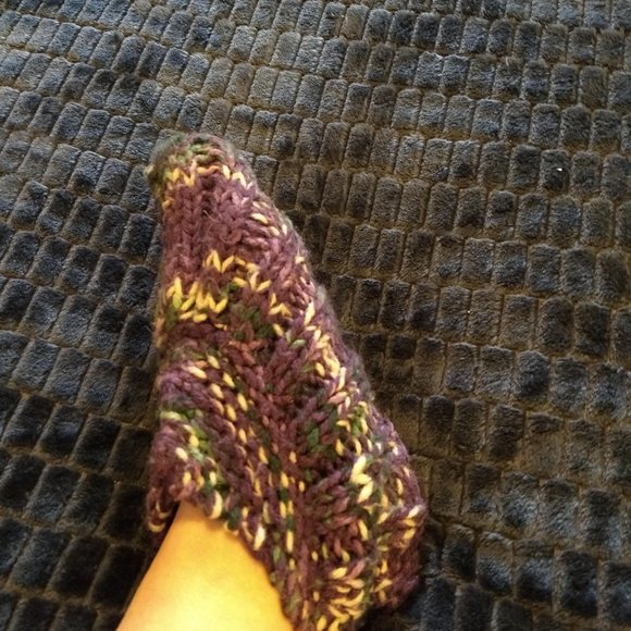 3/$25 vintage 90s NWT hand knit chunky boot style slippers - Picture 2 of 4